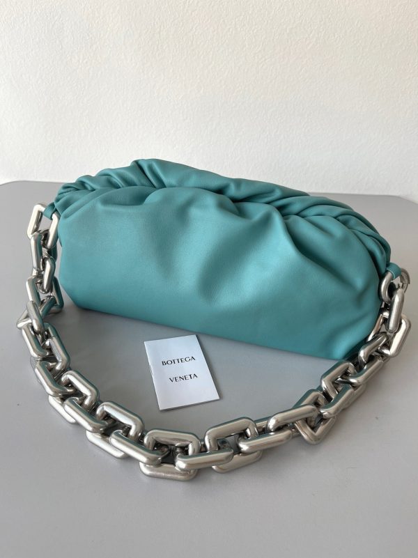 Faux sac Bottega Veneta The Chain Pouch en Vert Lac – Image 3
