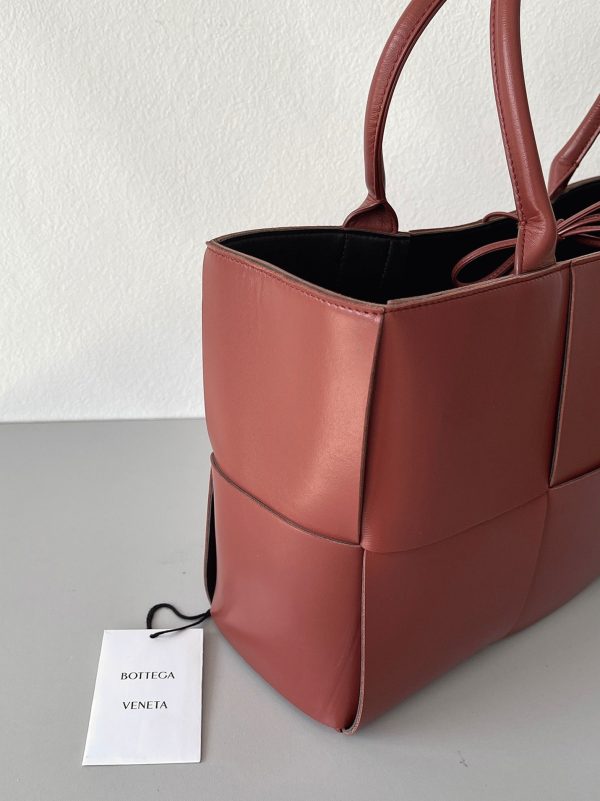 Fausse Bottega Veneta Arco Medium Tote en Érable – Image 7