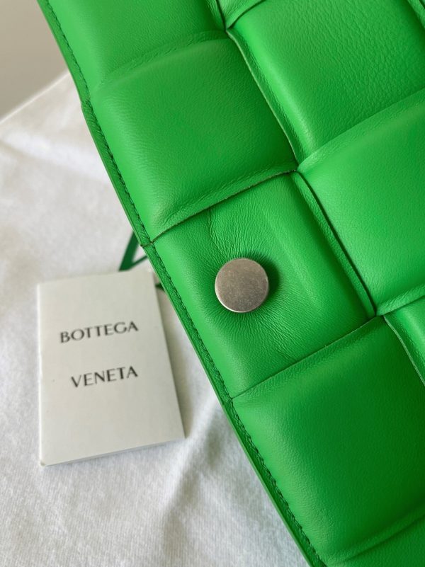 Contrefaçon du sac Bottega Veneta Padded Cassette en Parakeet – Image 4