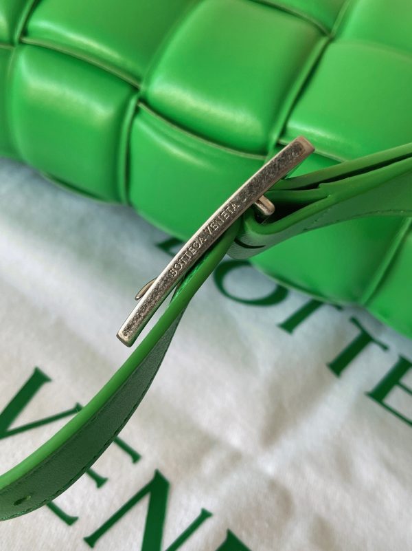 Contrefaçon du sac Bottega Veneta Padded Cassette en Parakeet – Image 3