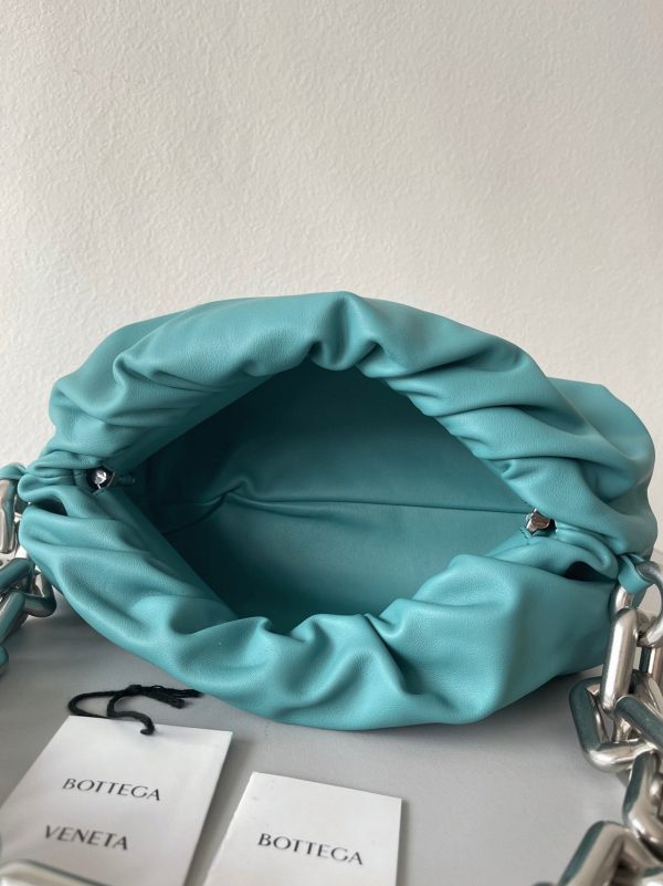 Faux sac Bottega Veneta The Chain Pouch en Vert Lac – Image 2