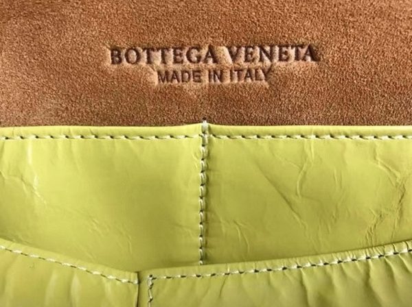 Réplique du sac Bottega Veneta Arco Medium en cuir intrecciato jaune – Image 7
