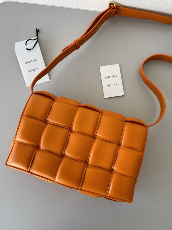 Fausse Bottega Veneta Padded Cassette en orange – Image 4