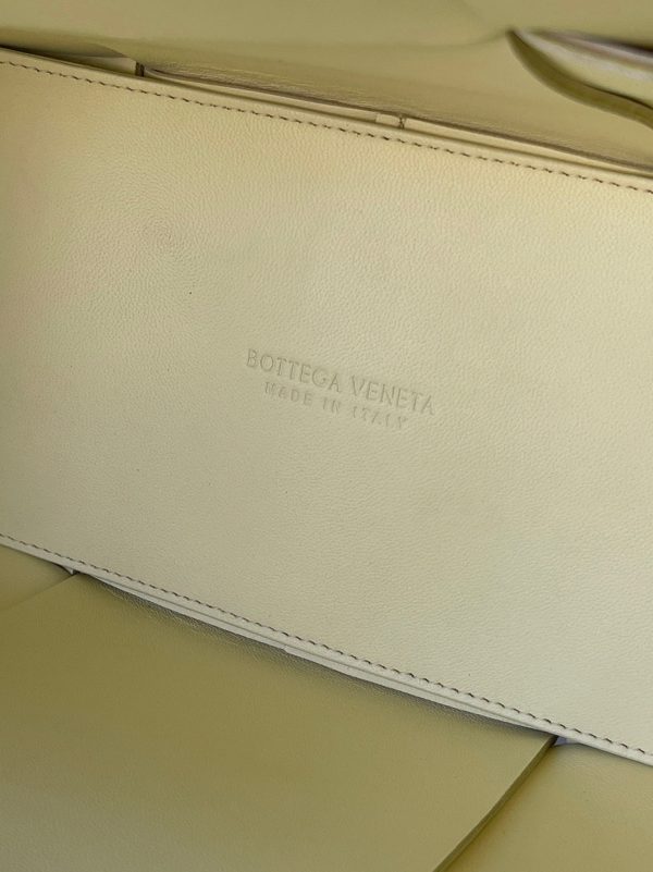 Contrefaçon Bottega Veneta Arco Medium Tote en Crème – Image 10