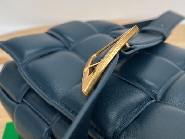Fausse Bottega Veneta Padded Cassette en bleu foncé – Image 8