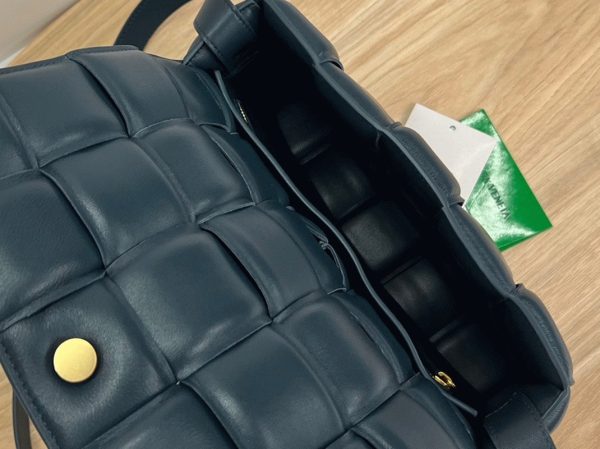 Fausse Bottega Veneta Padded Cassette en bleu foncé – Image 7