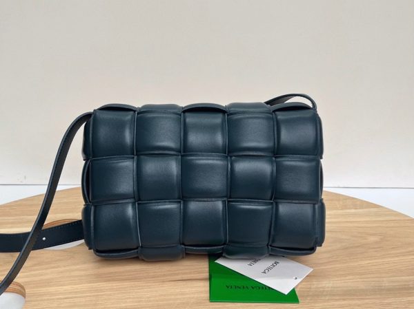 Fausse Bottega Veneta Padded Cassette en bleu foncé – Image 6