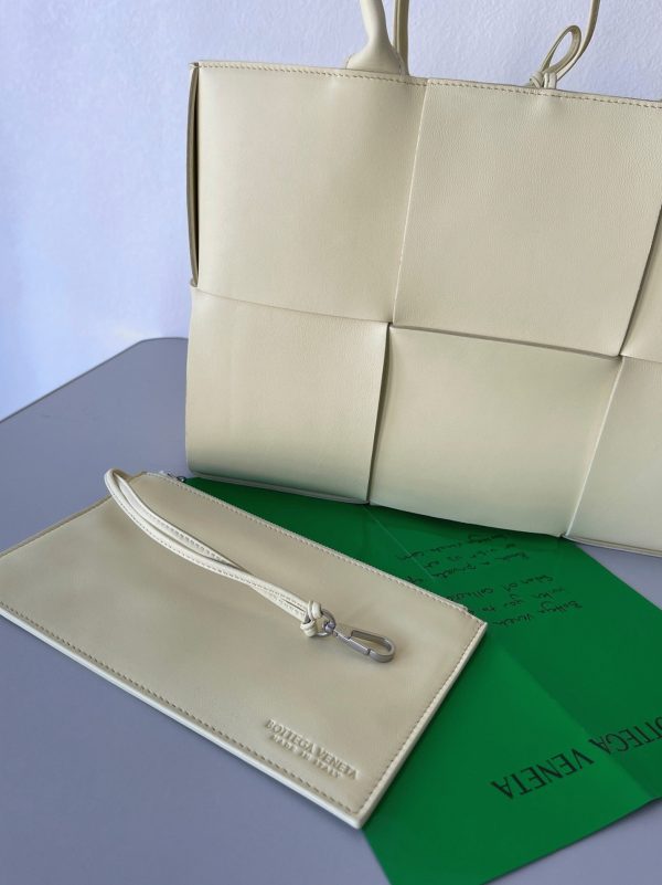 Contrefaçon Bottega Veneta Arco Medium Tote en Crème – Image 5