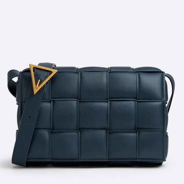 Fausse Bottega Veneta Padded Cassette en bleu foncé