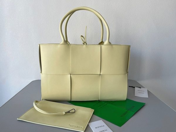Contrefaçon Bottega Veneta Arco Medium Tote en Crème – Image 6