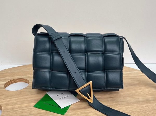 Fausse Bottega Veneta Padded Cassette en bleu foncé – Image 5