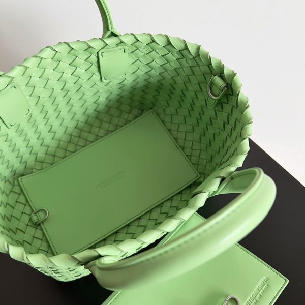Contrefaçon du sac Bottega Veneta Cabat Mini en Pistachio – Image 7