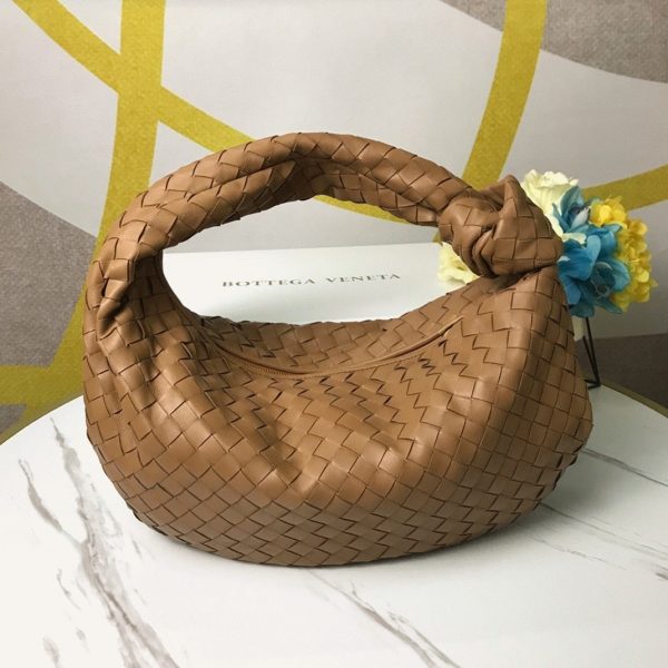 Faux Petit Sac Bottega Veneta BV Jodie en Caramel – Image 5