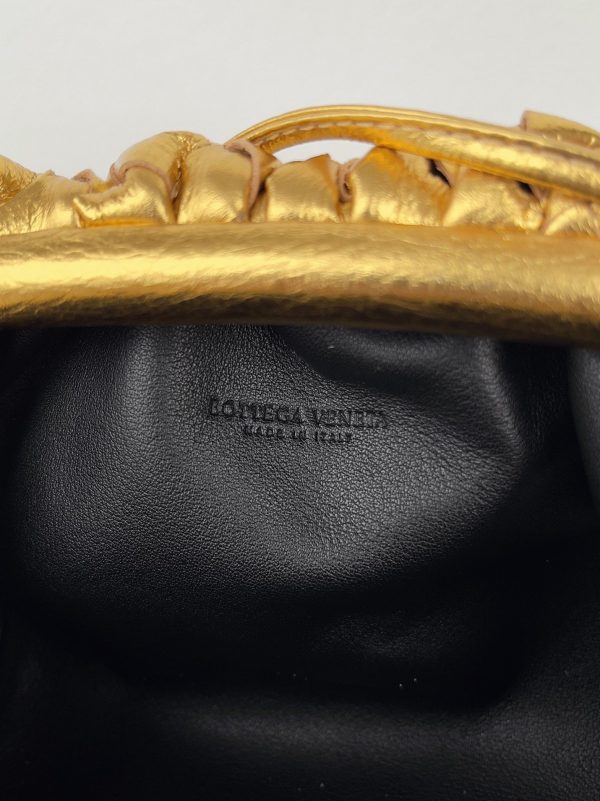 Contrefaçon Mini Pochette Bottega Veneta avec Sangle en Or – Image 6