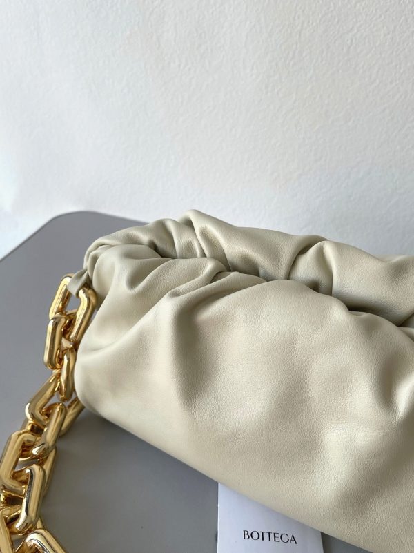 Réplique sac Bottega Veneta The Chain Pouch en Plâtre – Image 2
