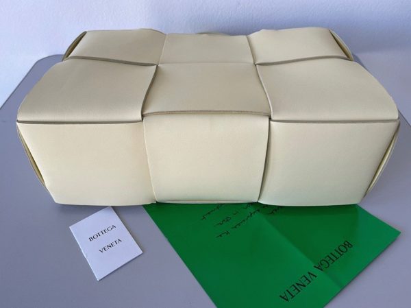 Contrefaçon Bottega Veneta Arco Medium Tote en Crème – Image 7