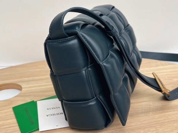 Fausse Bottega Veneta Padded Cassette en bleu foncé – Image 4