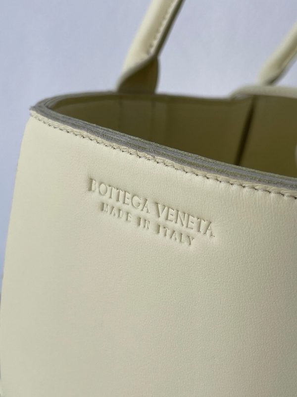 Contrefaçon Bottega Veneta Arco Medium Tote en Crème – Image 8
