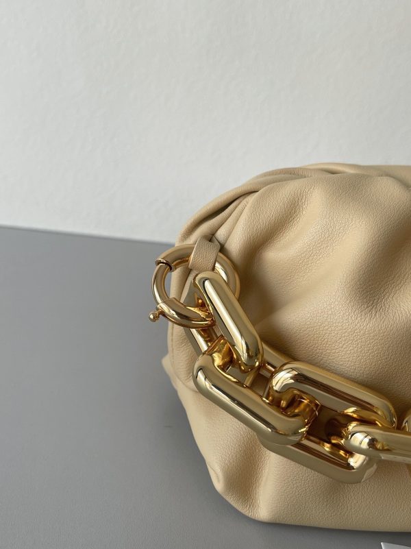 Contrefaçon sac Bottega Veneta The Chain Pouch en Porridge – Image 5