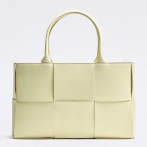Contrefaçon Bottega Veneta Arco Medium Tote en Crème