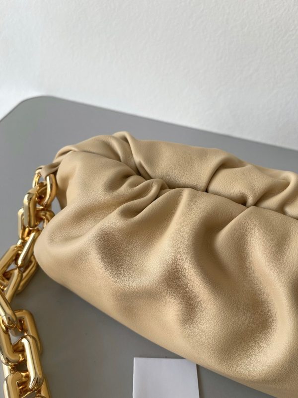 Contrefaçon sac Bottega Veneta The Chain Pouch en Porridge – Image 4
