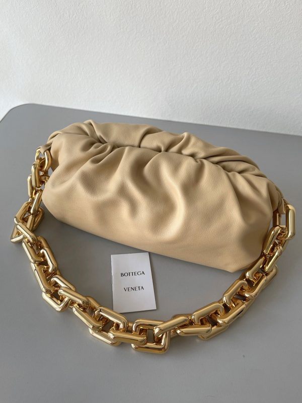 Contrefaçon sac Bottega Veneta The Chain Pouch en Porridge – Image 3