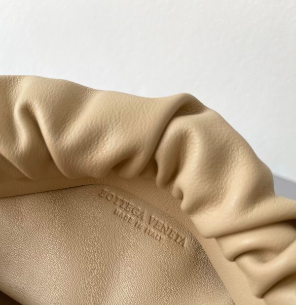 Contrefaçon sac Bottega Veneta The Chain Pouch en Porridge – Image 7