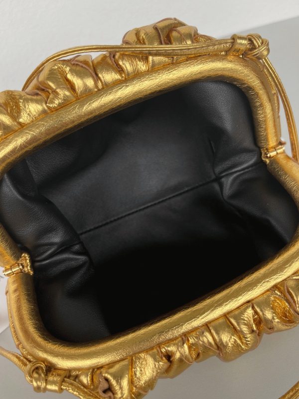 Contrefaçon Mini Pochette Bottega Veneta avec Sangle en Or – Image 5