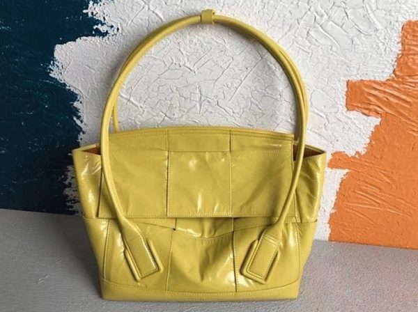 Réplique du sac Bottega Veneta Arco Medium en cuir intrecciato jaune – Image 5