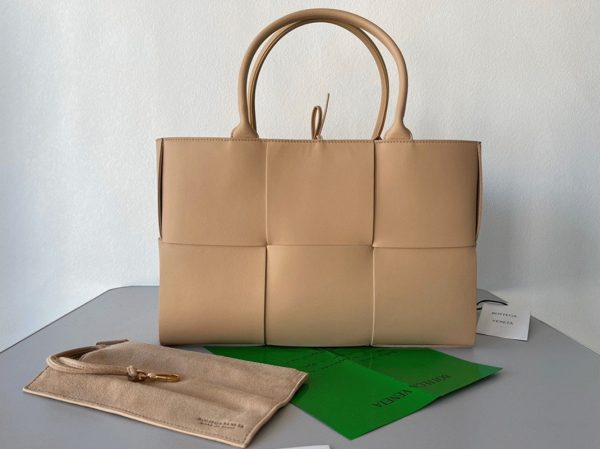 Fausse Bottega Veneta Arco Medium Tote en Beige – Image 7