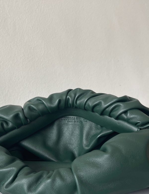 Contrefaçon sac Bottega Veneta The Chain Pouch en Raintree – Image 7