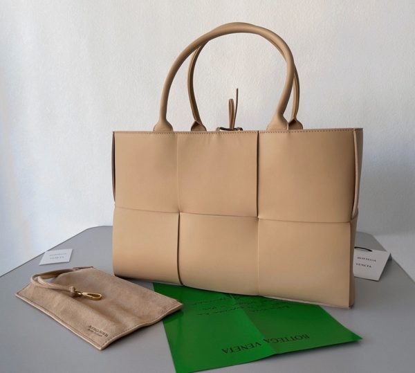 Fausse Bottega Veneta Arco Medium Tote en Beige – Image 8