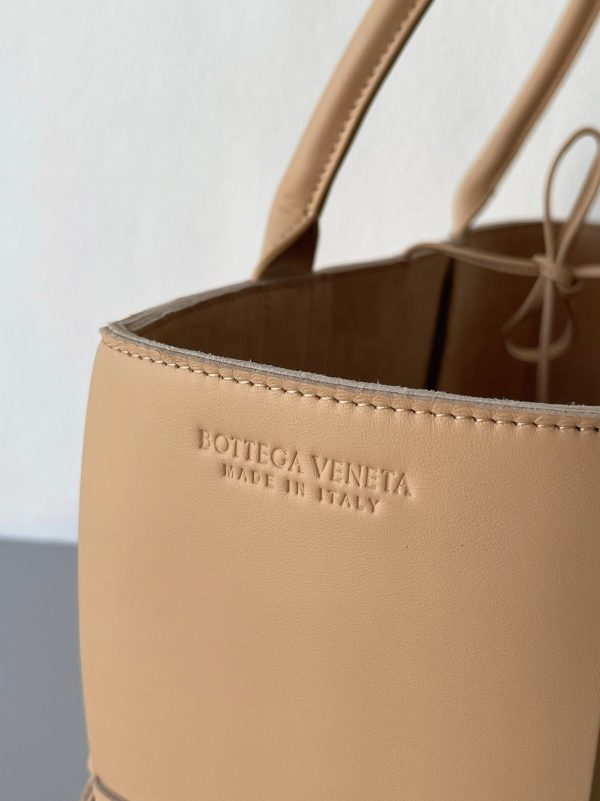 Fausse Bottega Veneta Arco Medium Tote en Beige – Image 9