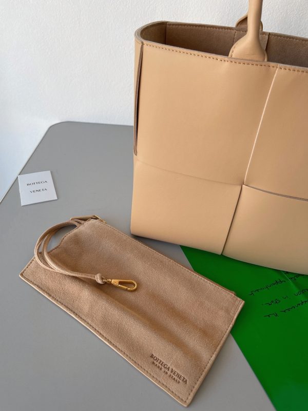 Fausse Bottega Veneta Arco Medium Tote en Beige – Image 10