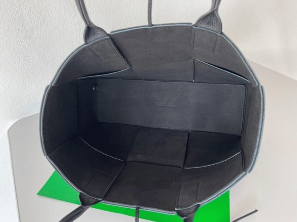 Réplique Bottega Veneta Arco Medium Tote en Cuir de Veau Intrecciato Noir – Image 10