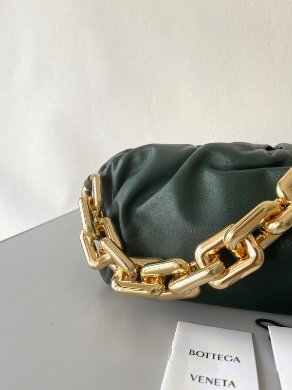 Contrefaçon sac Bottega Veneta The Chain Pouch en Raintree – Image 4