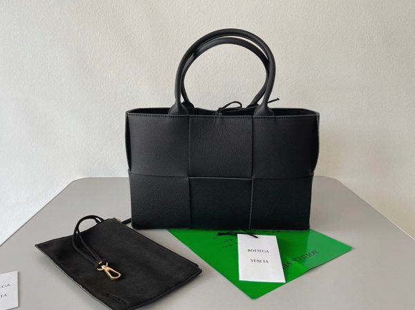 Réplique Bottega Veneta Arco Medium Tote en Cuir de Veau Intrecciato Noir – Image 2