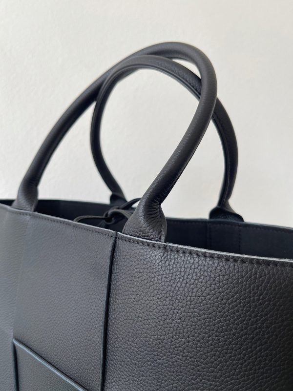 Réplique Bottega Veneta Arco Medium Tote en Cuir de Veau Intrecciato Noir – Image 3