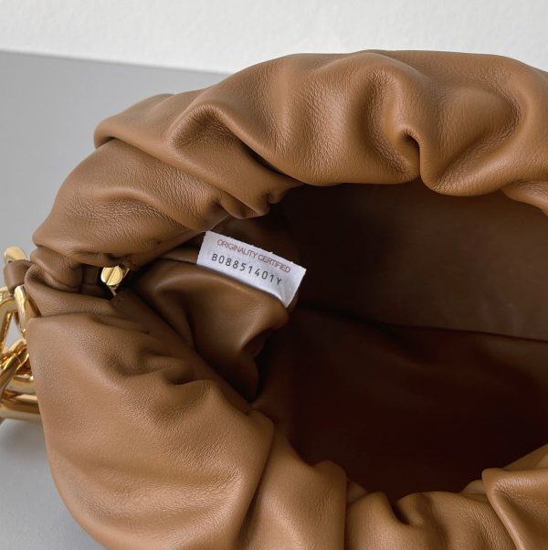 Faux sac Bottega Veneta The Chain Pouch en Teck – Image 8
