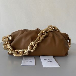 Faux sac Bottega Veneta The Chain Pouch en Teck