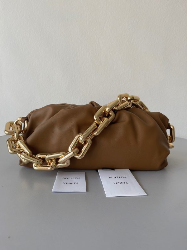 Faux sac Bottega Veneta The Chain Pouch en Teck