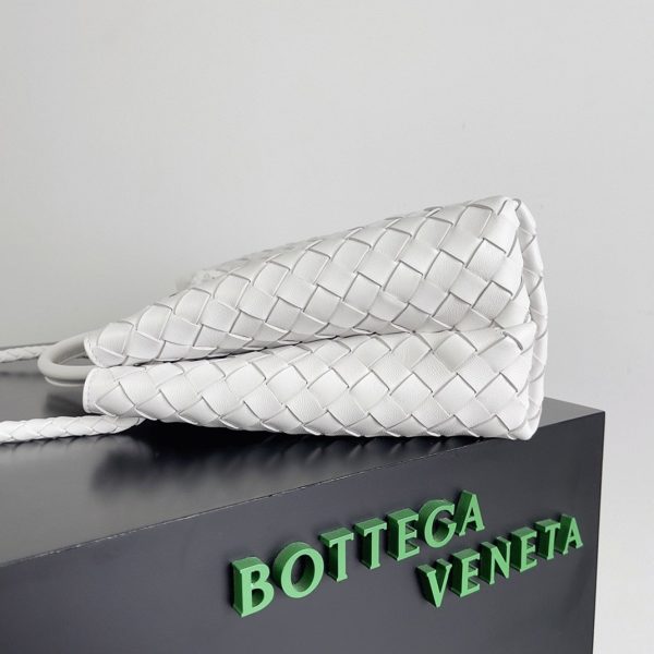 Contrefaçon sac Bottega Veneta Andiamo moyen en Blanc – Image 5