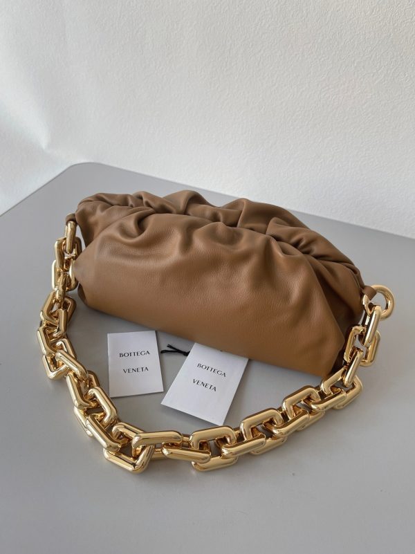 Faux sac Bottega Veneta The Chain Pouch en Teck – Image 6
