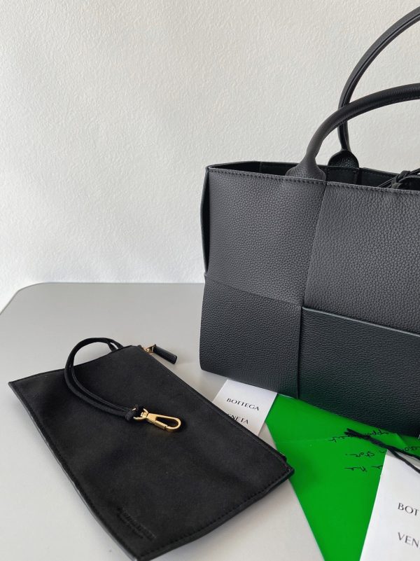 Réplique Bottega Veneta Arco Medium Tote en Cuir de Veau Intrecciato Noir – Image 8