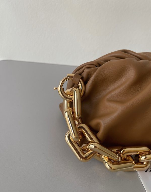 Faux sac Bottega Veneta The Chain Pouch en Teck – Image 5