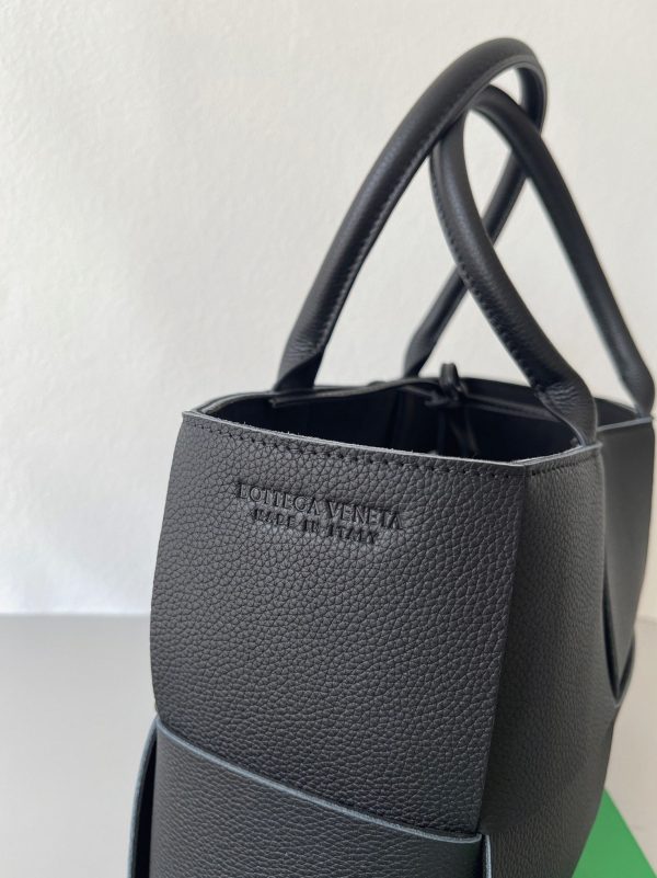 Réplique Bottega Veneta Arco Medium Tote en Cuir de Veau Intrecciato Noir – Image 9