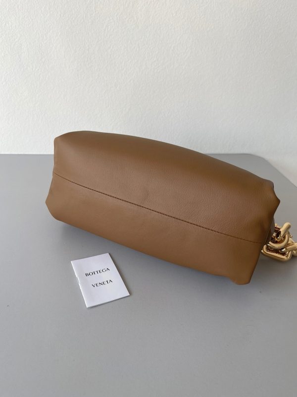 Faux sac Bottega Veneta The Chain Pouch en Teck – Image 4