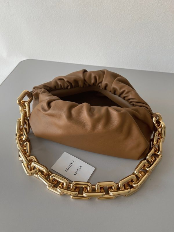Faux sac Bottega Veneta The Chain Pouch en Teck – Image 3