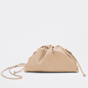 Réplique sac Bottega Veneta Mini Pouch avec bandoulière en Amande