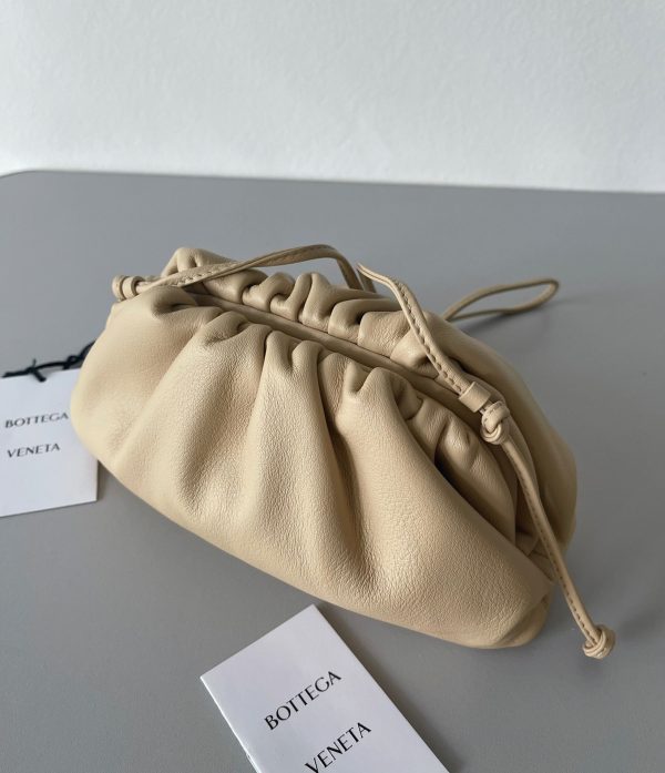 Réplique sac Bottega Veneta Mini Pouch avec bandoulière en Amande – Image 10